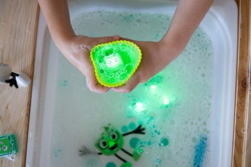 Glo-Pals-Postac-do-kapieli-Pippa-zestaw-z-dwiema-kostkami-polkabubu-3.jpg