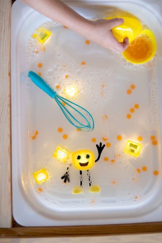 Glo-Pals-Postac-do-kapieli-Alex-zestaw-z-dwiema-kostkami-polkabubu-9.jpg