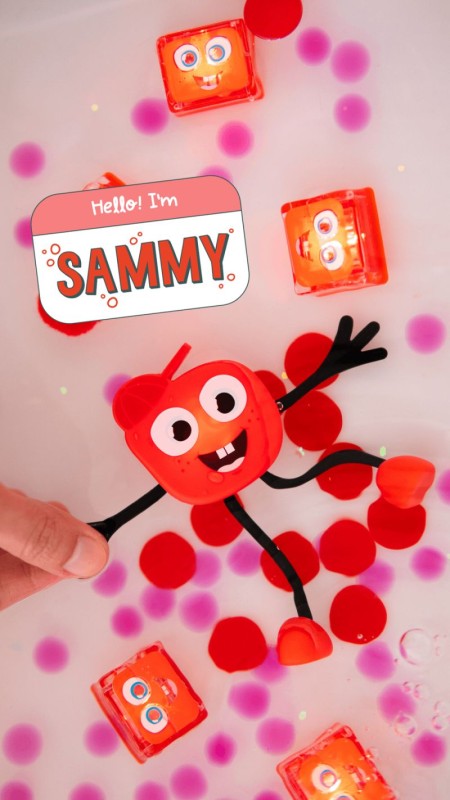 Glo-Pals-Postac-do-kapieli-Sammy-zestaw-z-dwiema-kostkami-sensorycznymi-swiecacymi-w-wodzie-polkabubu-8.jpg