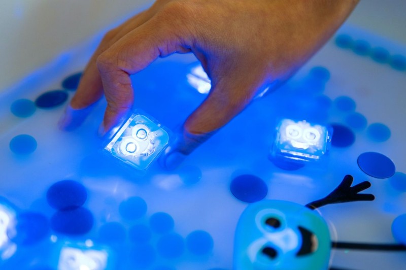 Glo-Pals-Postac-do-kapieli-Blair-zestaw-z-dwiema-kostkami-polkabubu-3.jpg