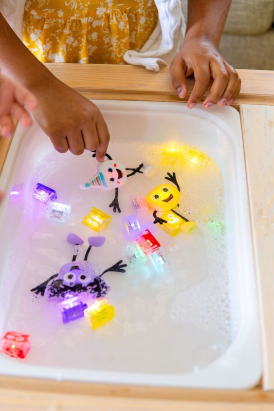 Glo-Pals-Kostki-sensoryczne-swiecace-w-wodzie-Lumi-zabawka-kapielowa-kolor-fioletowy-polkabubu-4.jpg