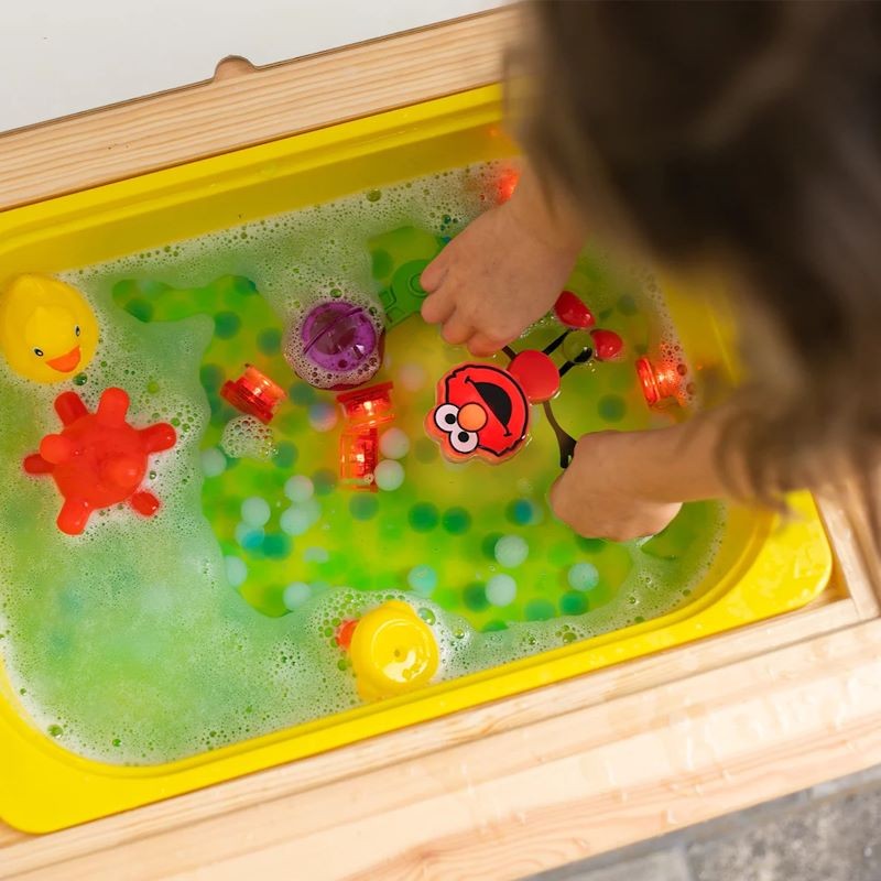 Glo-Pals-Postac-do-kapieli-elmo-zestaw-z-dwiema-kostkami-polkabubu-4.jpg