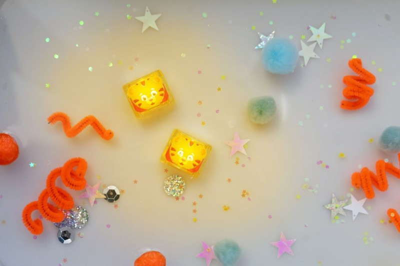 Glo-Pals-Kostki-sensoryczne-swiecace-w-wodzie-daniel-zabawka-kapielowa-polkabubu-4.jpg