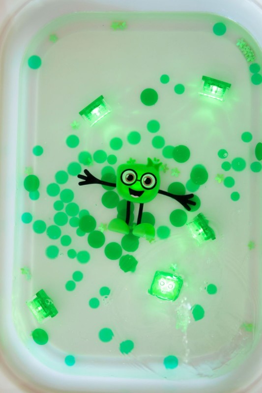 Glo-Pals-Kostki-sensoryczne-swiecace-w-wodzie-Pippa-zabawka-kapielowa-kolor-zielony-polkabubu-4.jpg