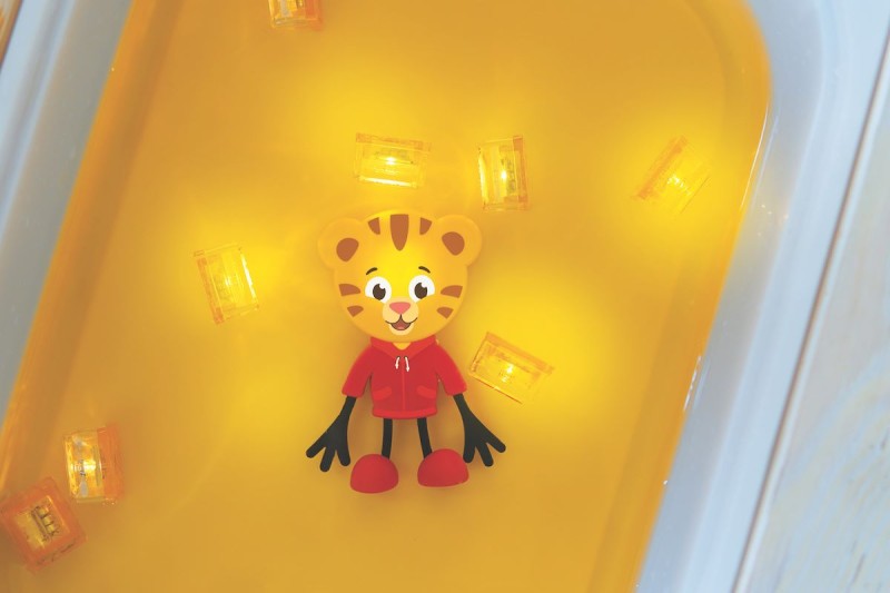 Glo-Pals-Postac-do-kapieli-daniel-zestaw-z-dwiema-kostkami-polkabubu-12.jpg