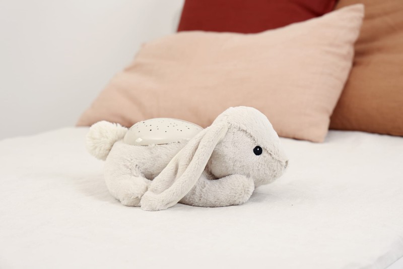 pluszowy-projektor-dla-dzieci-kroliczek-przyjaciel-do-snu-cloud-b-twilight-buddies-polkabubu-7.jpg