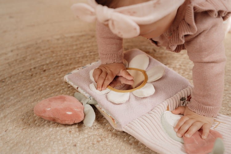 Little-Dutch-Duza-ksiazeczka-sensoryczna-Fairy-Garden-polkabubu-4.jpg