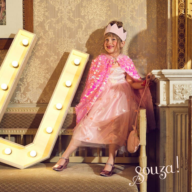 Souza-Kostium-rozowa-peleryna-z-cekinami-Laurence-polkabubu-6.jpg