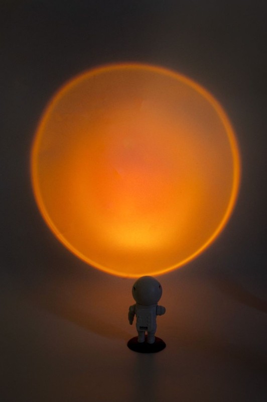 mob-Lampka-projekcyjna-Astronauta-pomaranczowy-zachod-slonca-polkabubu-8.jpg