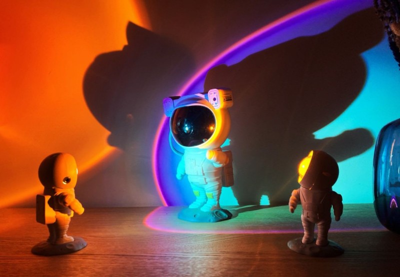 mob-Lampka-projekcyjna-Astronauta-pomaranczowy-zachod-slonca-polkabubu-11.jpg