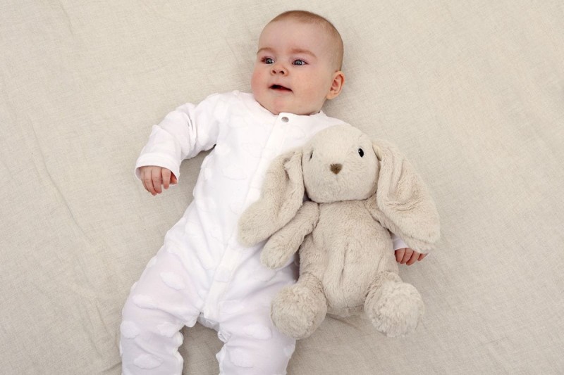 cloud-b-szumiacy-krolik-z-czujnikiem-ruchu-i-pozytywka-lovelight-buddies-billy-bunny-polkabubu-5.jpg