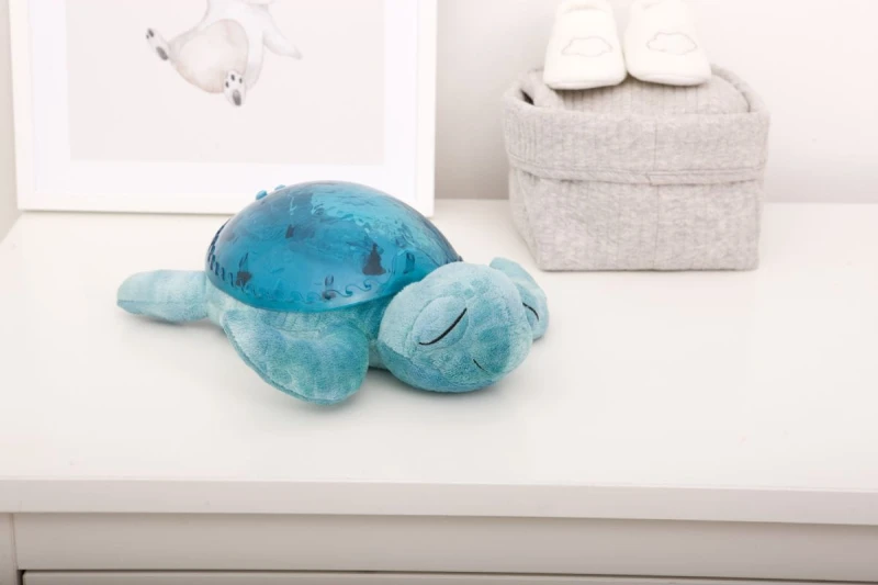 cloud-b-projektor-z-pozytywka-zolw-podwodny-niebieski-eco-tranquil-turtle-polkabubu-3.jpg