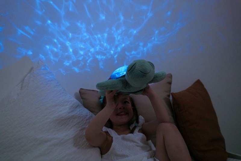 cloud-b-projektor-z-pozytywka-zolw-podwodny-zielony-eco-tranquil-turtle-polkabubu-8.jpg
