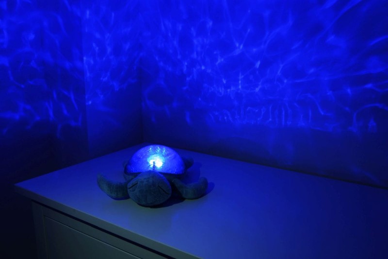cloud-b-projektor-z-pozytywka-zolw-podwodny-fioletowy-eco-tranquil-turtle-polkabubu-7.jpg