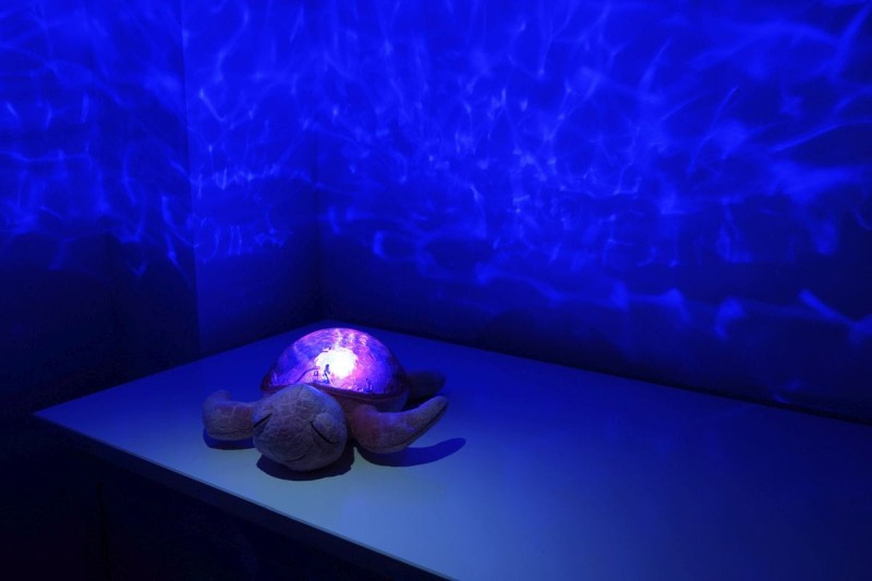 cloud-b-projektor-z-pozytywka-zolw-podwodny-rozowy-eco-tranquil-turtle-polkabubu-6.jpg