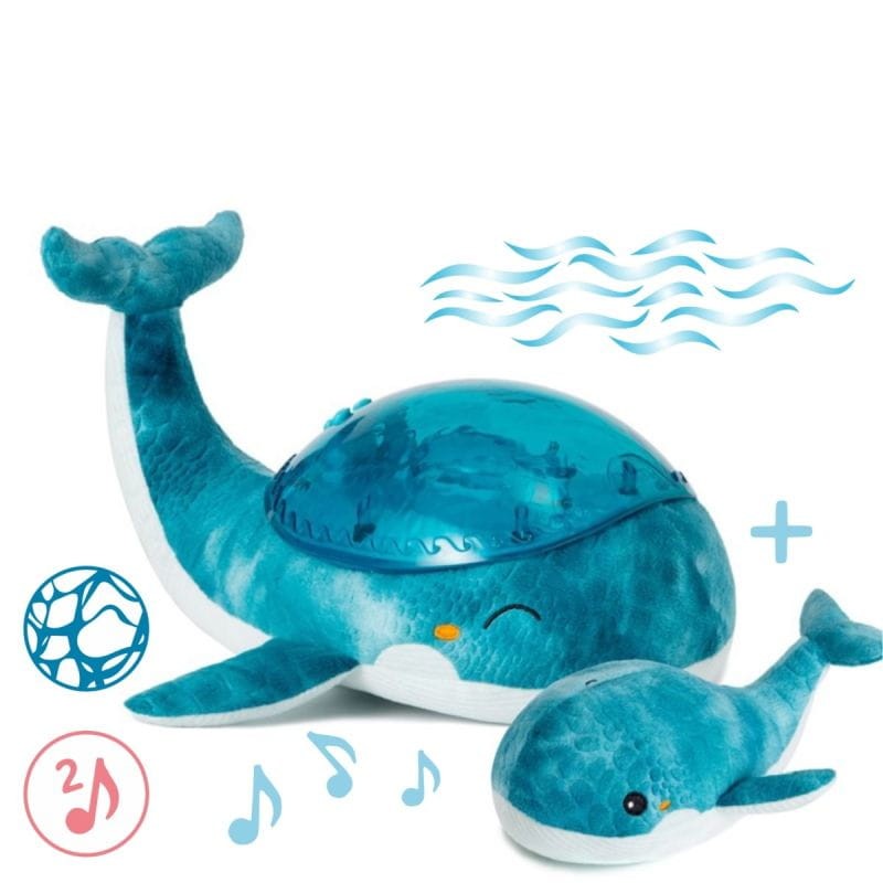 cloud-b-projektor-z-grzechotka-wieloryb-niebieski-tranquil-whale-blue-family-polkabubu-1.jpg