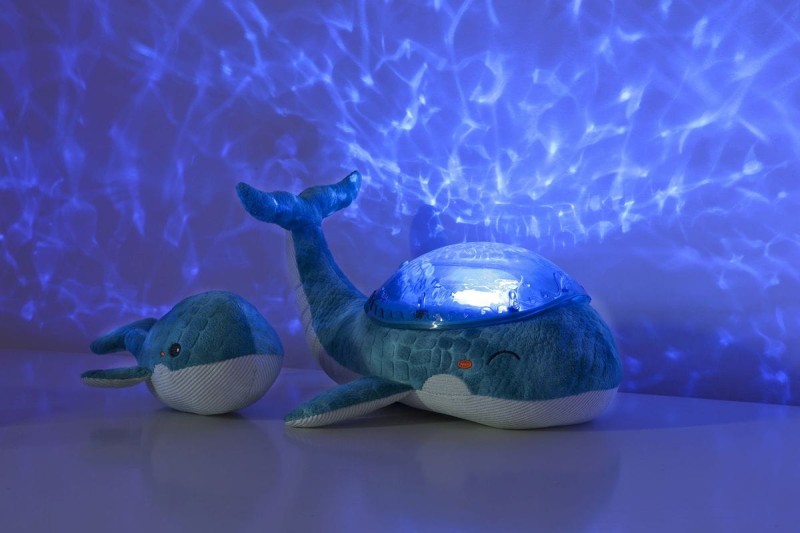 cloud-b-projektor-z-grzechotka-wieloryb-niebieski-tranquil-whale-blue-family-polkabubu-3.jpg