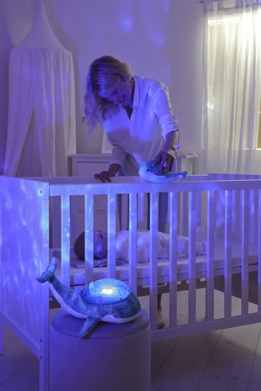 cloud-b-projektor-z-grzechotka-wieloryb-niebieski-tranquil-whale-blue-family-polkabubu-4.jpg