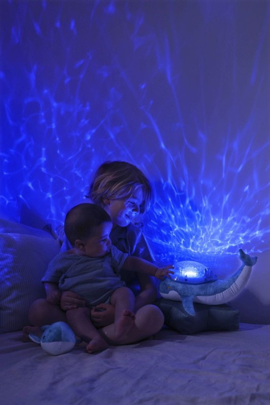 cloud-b-projektor-z-grzechotka-wieloryb-niebieski-tranquil-whale-blue-family-polkabubu-5.jpg