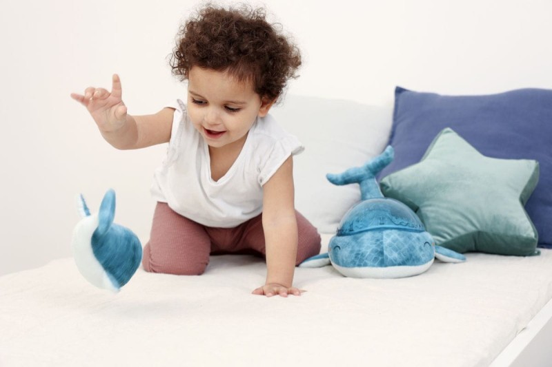 cloud-b-projektor-z-grzechotka-wieloryb-niebieski-tranquil-whale-blue-family-polkabubu-6.jpg