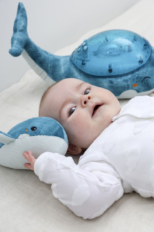 cloud-b-projektor-z-grzechotka-wieloryb-niebieski-tranquil-whale-blue-family-polkabubu-7.jpg