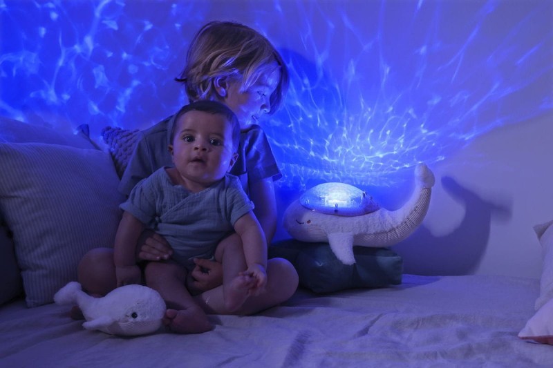 cloud-b-projektor-z-grzechotka-wieloryb-bialy-tranquil-whale-white-family-polkabubu-4.jpg