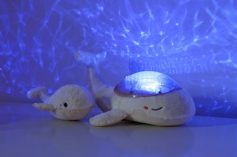 cloud-b-projektor-z-grzechotka-wieloryb-bialy-tranquil-whale-white-family-polkabubu-6.jpg