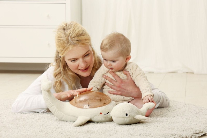 cloud-b-projektor-z-grzechotka-wieloryb-bialy-tranquil-whale-white-family-polkabubu-7.jpg