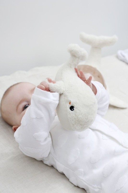 cloud-b-projektor-z-grzechotka-wieloryb-bialy-tranquil-whale-white-family-polkabubu-8.jpg