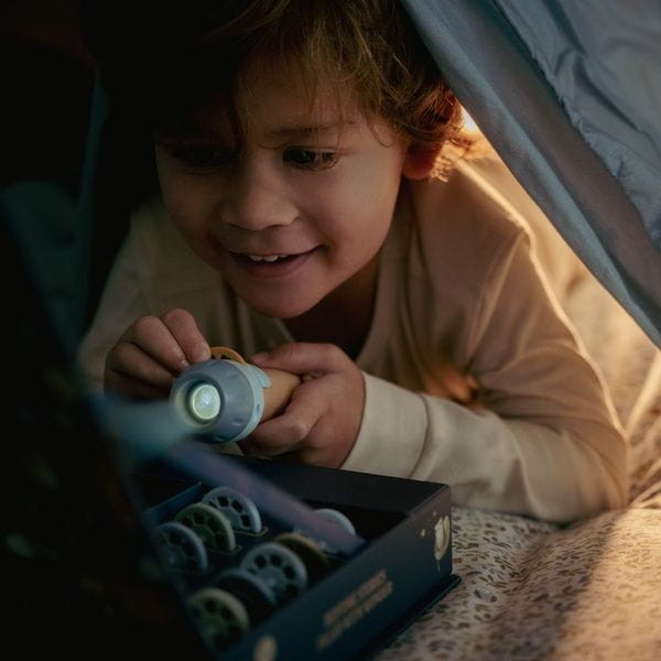Little-Dutch-Latarka-projektor-z-bajkami-Blekit-polkabubu-2.jpg