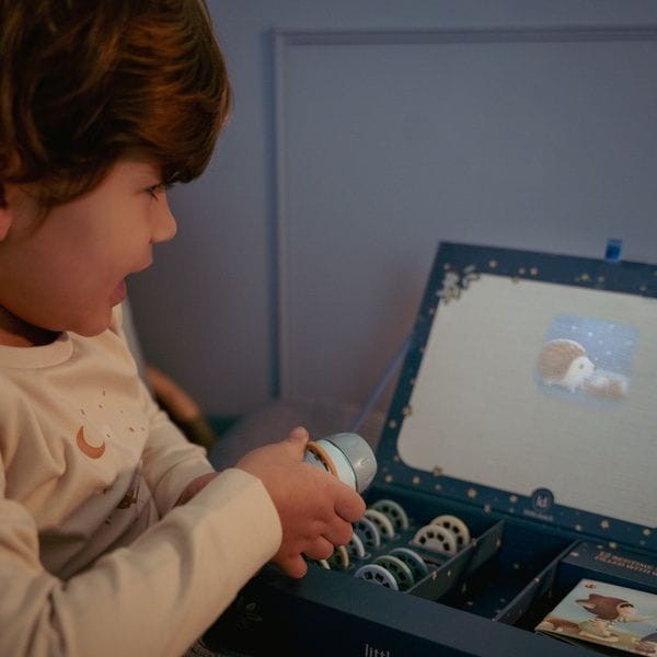 Little-Dutch-Latarka-projektor-z-bajkami-Blekit-polkabubu-5.jpg