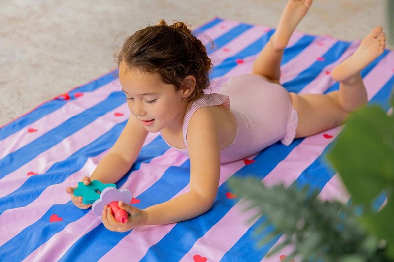 quut-174820-5425031174820-QUUT-Dwustronny-ręcznik-plażowy-PlayTowels-L-180-100-cm-Lighthouse-Cherry- (5)-polkabubu.jpg