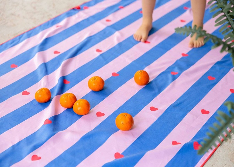 quut-174820-5425031174820-QUUT-Dwustronny-ręcznik-plażowy-PlayTowels-L-180-100-cm-Lighthouse-Cherry- (7)-polkabubu.jpg
