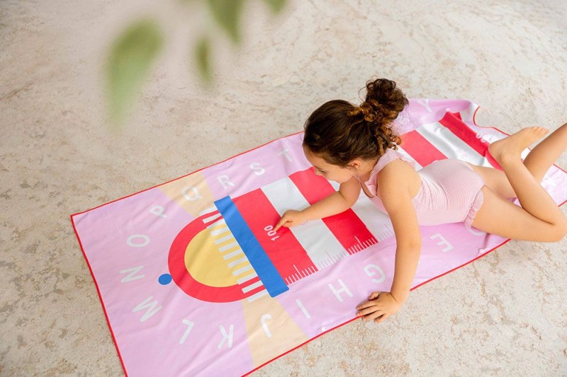 quut-174820-5425031174820-QUUT-Dwustronny-ręcznik-plażowy-PlayTowels-L-180-100-cm-Lighthouse-Cherry- (8)-polkabubu.jpg