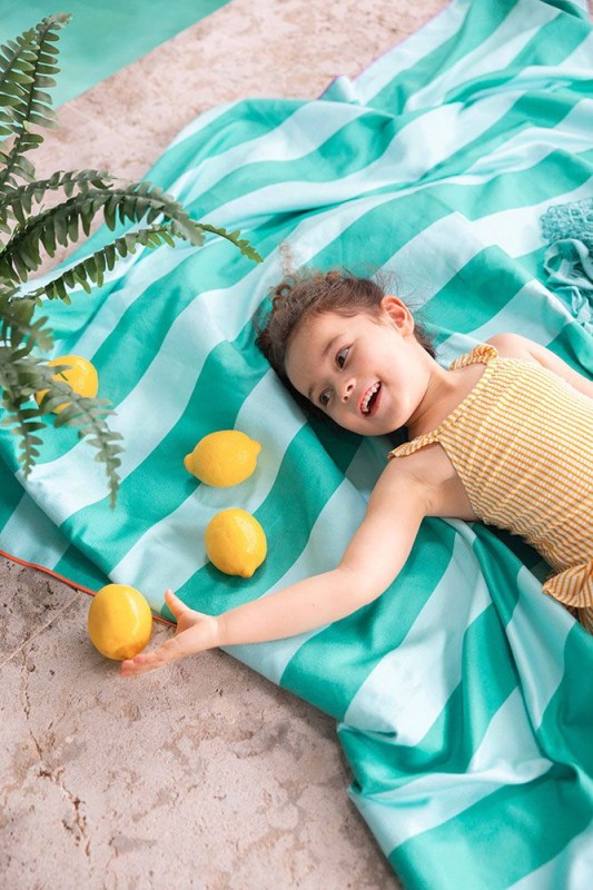 quut-174943-5425031174943-QUUT-Dwustronny-ręcznik-plażowy-PlayTowels-XL-180-180-cm-Safari- (5)-polkabubu.jpg