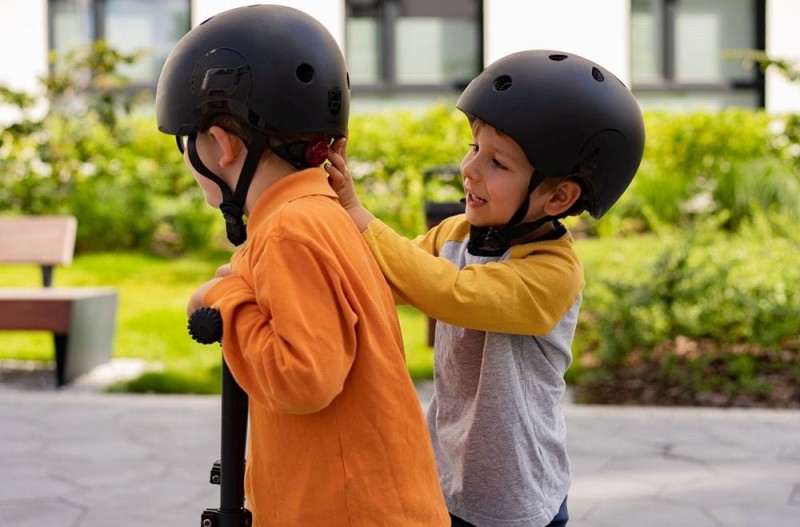 9120133000492-S00049-9120133000478-S00047-SCOOTANDRIDE-Kask-dla-dzieci-black- (5).jpg