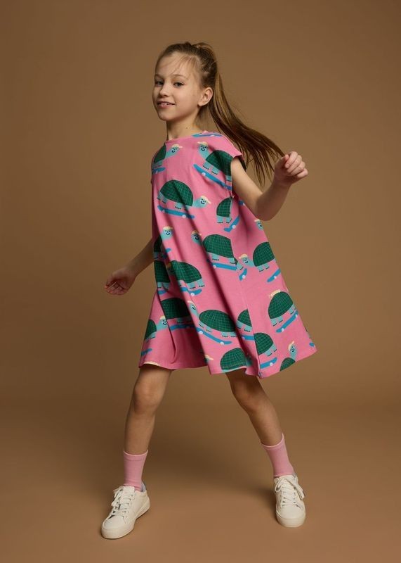 Dziewczynka w sukience PINK TURTLES – stylizacja na co dzień