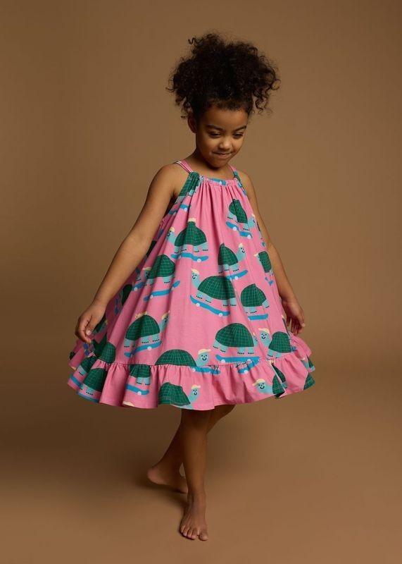 Dziewczynka w sukience Bow Dress PINK TURTLES – stylizacja na co dzień