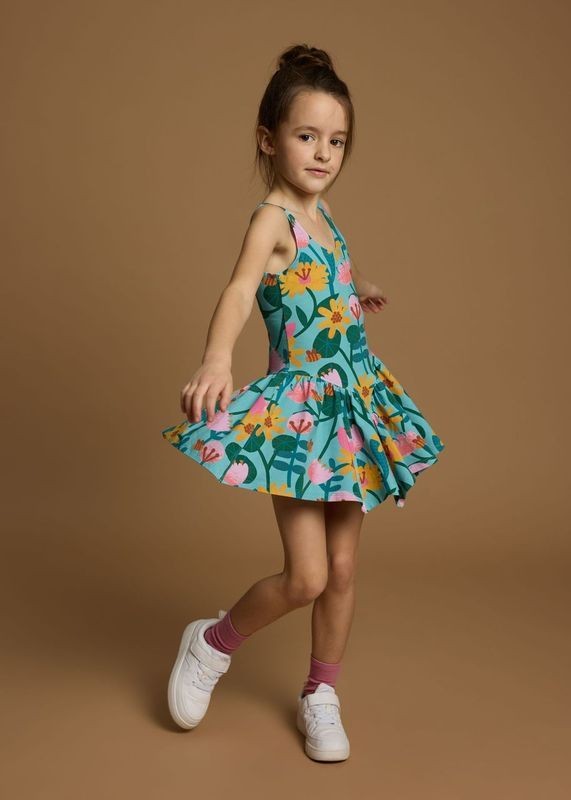Dziewczynka w sukience Balerina Dress GREEN FLOWERS – stylizacja na letni dzień
