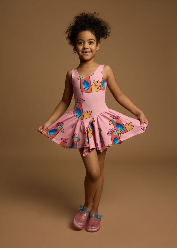 Dziewczynka w sukience Balerina Dress PINK PARROTS – stylizacja na letni dzień