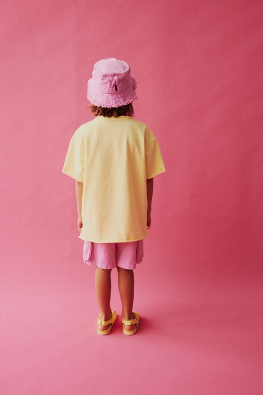 Dziecko w szortach PINK DENIM – stylowe i komfortowe
