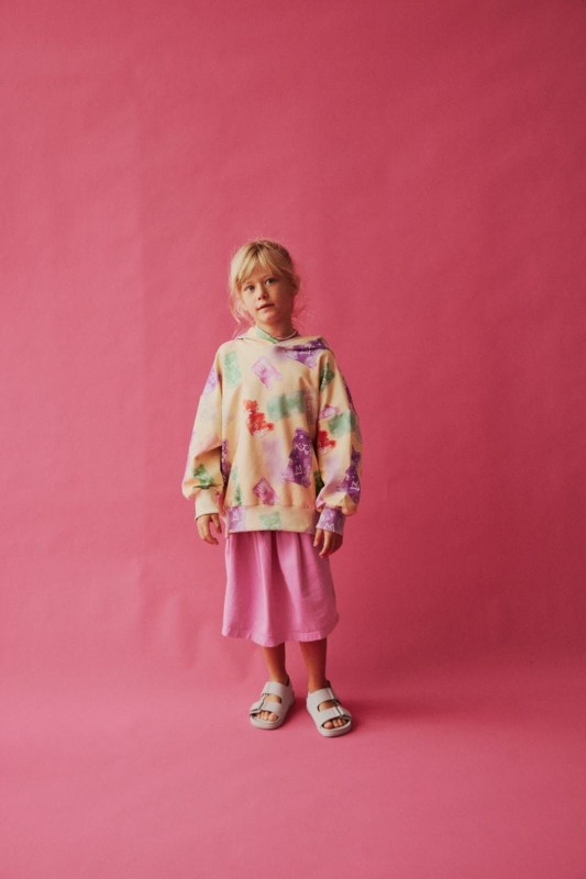 Spódniczka PINK JEANS SKIRT na modelce, w połączeniu z topem, świetnie komponująca się z codziennymi stylizacjami dla dziewczynek.