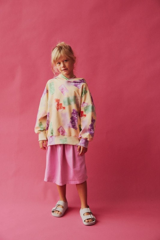 Detale spódniczki PINK JEANS SKIRT, widoczna miękka bawełna i delikatny różowy kolor, zapewniające komfort i styl na co dzień.