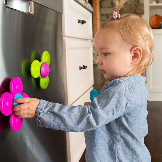 Dziecko bawiące się Wirującymi Przyssawkami Whirly Squigz – zabawa sensoryczna