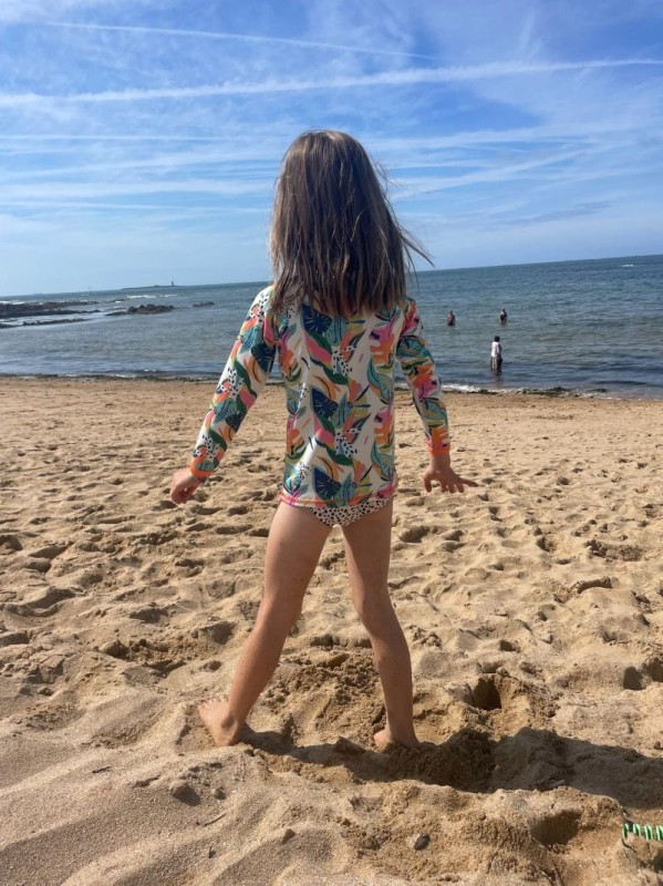 Dziecko w T-shircie Moana Ducksday podczas zabawy w wodzie