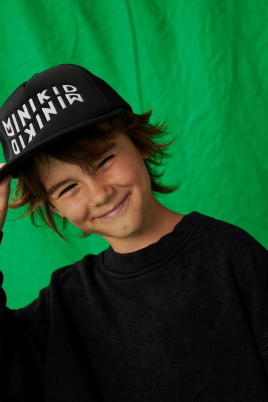 Czapka z daszkiem Minikid – klasyczny model truckerki
