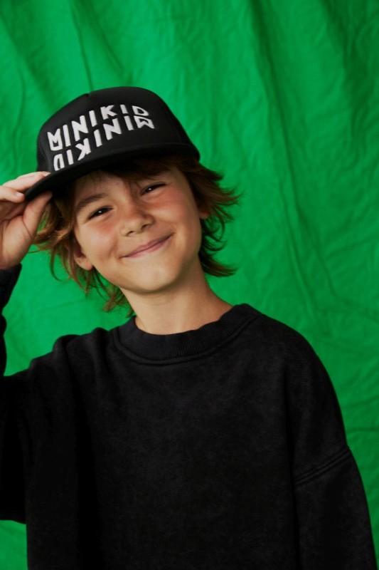 Dziecko w czapce Minikid – stylizacja casual