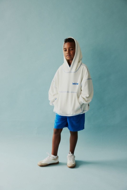Ujęcie detalu nadruku "Smile On!" na bluzie Minikid