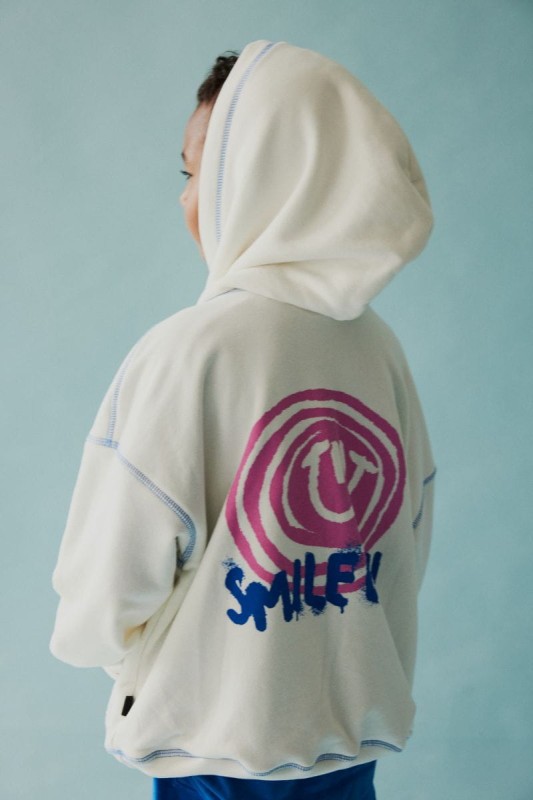 Zbliżenie na kaptur i przeszycia bluzy SMILE ON HOODIE Minikid