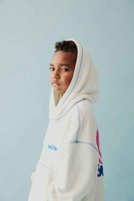 Casualowa stylizacja dziecięca z bluzą SMILE ON HOODIE marki Minikid